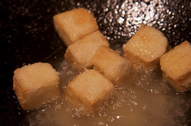 Während die Tofuwürfelchen braten und hinterher auf Küchenpapier abtropfen, bereite ich die restlichen Zutaten vor.
