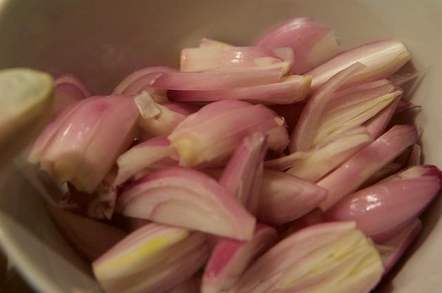 Wenn alle Tofuwürfel angebraten sind, säubere ich den Wok, weil sich hier das abgefallene Stärkemehl im Öl verteilt hat. Zum Braten der restlichen Sachen nehme ich auch die Butter.