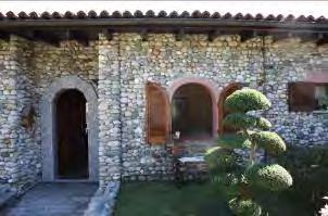 Objektbeschrieb Das Casa Allegra mit seiner hübschen südländischen Architektur liegt im Villaggio Donati, einer gepflegten Wohnanlage mit insgesamt 8 Einheiten.