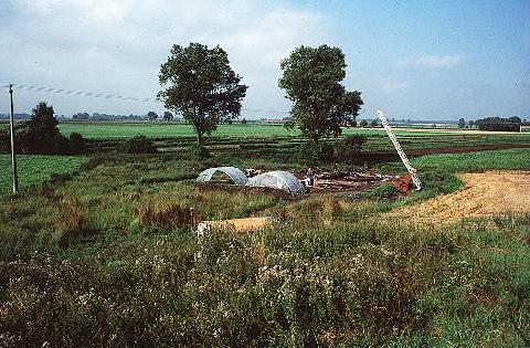 Abb. 14: Die Fundstelle aus Richtung Südosten von der Terrasse aus Abb. 13: Tal des Verlorenen Baches von Unfriedshausen aus gesehen.