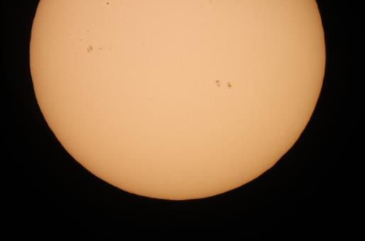 Foto: Hendrik Mau (link) und Laura Leddin (recht), Athenaeum Stade b) Beobachtung b: In der Sonne verchmelzen vier Protonen mit einer Mae von je 1,672 621 58 10-27 kg