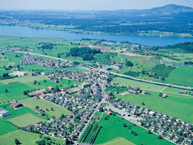 Einkaufen Den täglichen Bedarf decken Bäckerei, Metzgerei, Lebensmittelladen, Coiffeur und Blumengeschäft ab. Weitere Einkaufsmöglichkeiten sind in nächster Nähe, z.b. Siebnen oder Lachen.