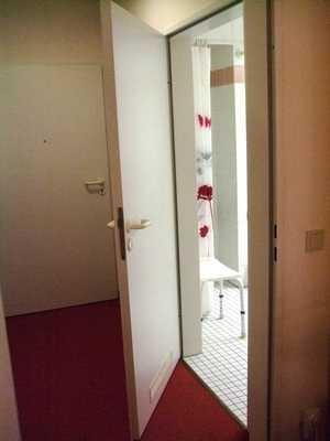 Kleinere Bewegungsfläche vor/hinter der Tür - Tiefe: 133 cm. Die Tür öffnet nach außen. WC Tiefe der WC-Schüssel: 55 cm.
