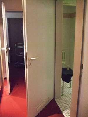 Höhe des Waschbeckens (Oberkante vorne): 80 cm. Das Waschbecken ist unterfahrbar in einer Höhe von 67 cm und einer Tiefe von 30 cm oder mehr. Der Spiegel ist im Stehen und Sitzen einsehbar.