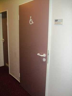 OG Restaurant Tür zum gekennzeichneten WC im 2.
