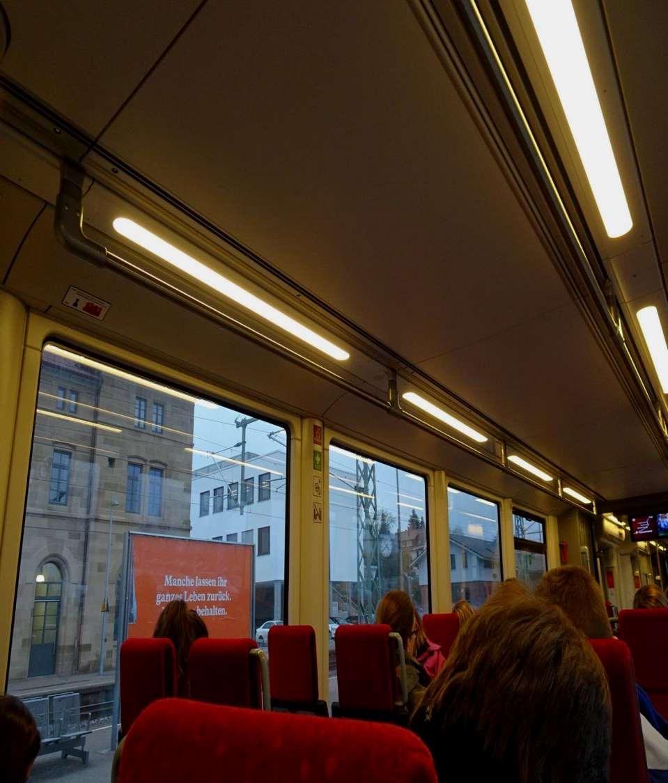 In der Stadtbahn gibt es weder Gepäckablagemöglichkeiten und noch Kleiderhaken.