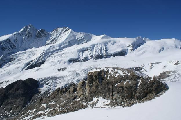 Oberwalderhütte (F7, 2972 m) nach SE auf das