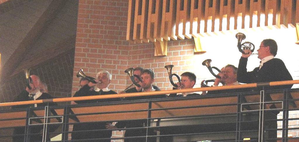 Die beiden Jagdhornbläsergruppen musizierten während der Messe insgesamt mehr als zehn Mal, wobei sie während des Dankgesangs der Gemeinde nach der Kommunion Großer Gott, wir loben dich auch die
