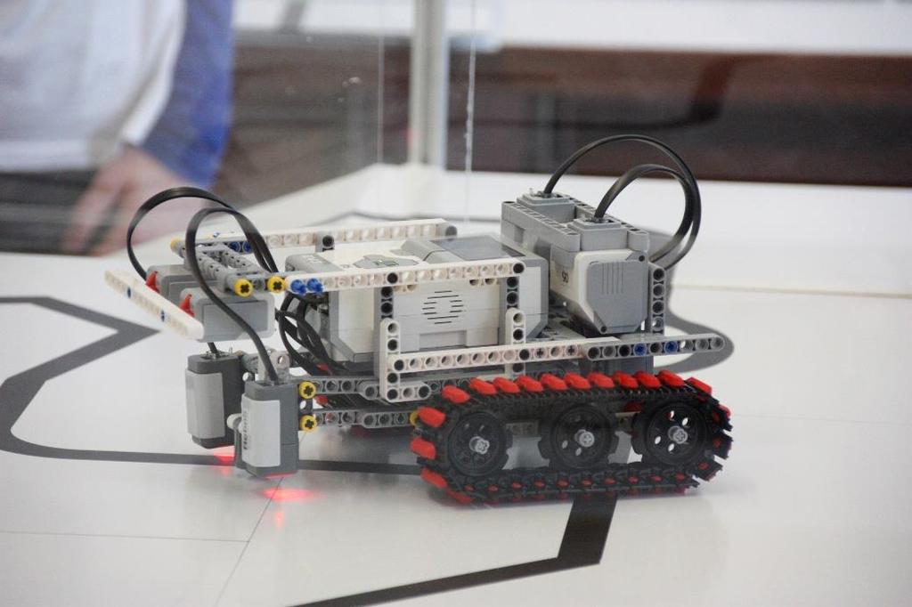 DAS LEGO MINDSTORMS System Das EV3 System Prinzip von LEGO MINDSTORMS Roboter wird gebaut mit programmierbarem LEGO Stein bis zu 4 Motoren oder Lampen