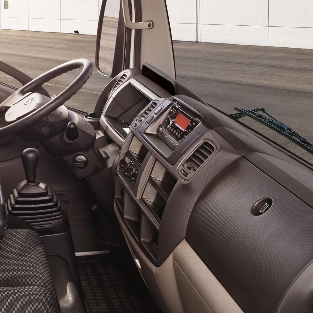 Bei kompakten Aussenmassen bietet die Kabine grosse Kopf- und Beinfreiheit sowie reichlich Platz in der Breite.