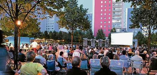 Und nicht nur das Vor dem Filmstart gibt es ab KURZ LANG LOCKEN FARBE EXTENSIONS Bines Friseurteam 19 Uhr bereits Livemusik auf dem Platz und es darf das Tanzbeingeschwungen werden.