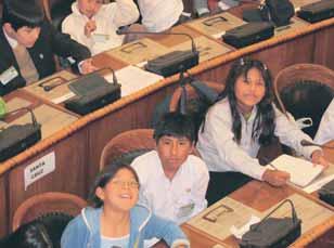 Kinder und Jugendliche tagen im Parlament von La Paz, Bolivien. Kinderrechte Eine Stimme für Mädchen und Jungen Die Kinderrechte und der Einsatz gegen deren Verletzungen bestimmen die Arbeit von Plan.