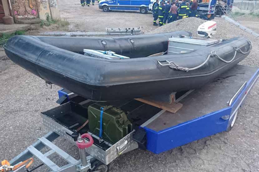 Schlauchboot (Anh-SchlB) Kennzeichen: HP-H 8603 Funkrufnamen: - Funktion: Durch seine Bauart ist das Schlauchboot besonders in flachen Fahrwasser einsetzbar und eignet sich durch seine Bauform zum