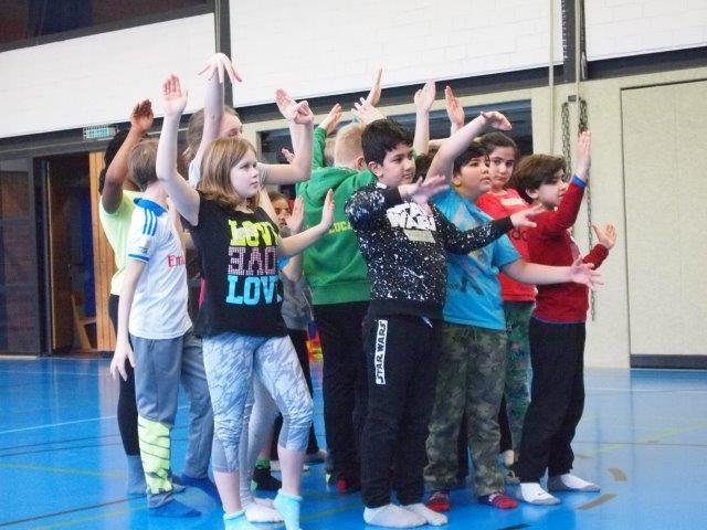 Innerhalb einer Woche übten die Schüler ein Tanzstück zum Thema Jahreszeiten. Einstudiert wurde die Aufführung unter der Leitung von einem Team ausgebildeter Tänzer.