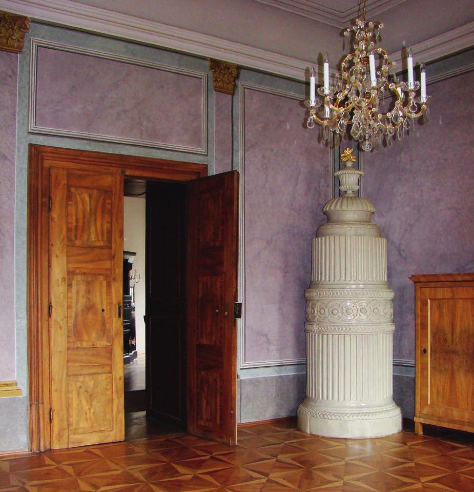 < TAPETENZIMMER Etwa 200 Jahre ist es her, dass die Wände das Tapetenzimmers vom Hofmaler der Grafen Schwarzenberg persönlich mit großflächigen Panoramatapeten gestaltet wurden.