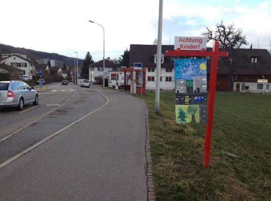 - 12 - Abb. 6 Links Haltestelle Gehren, rechts Haltestelle Waldegg Die Haltestelle Gehren ist für den nördlichen Teil der Siedlung Allmend die nächste Haltestelle. Dort fährt der Bus im ½-Stundentakt.