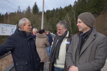 Links: Bürgermeister Uwe Staab, der seit 25 Jahren Oberhaupt der Gemeinde Eibenstock ist, bekam als Erinnerungsgeschenk eine Flasche Rehmer Braken und eine Schürze des Rehmer Heimatvereins.