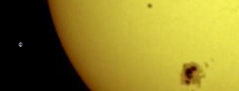 Bestandsaufnahme Sonne Durchmesser 109 x Erddurchmesser (1.39 Millionen km = 4.6 Lichtsekunden) Masse 1.9 x 10^30 kg (332 942 Erdmassen) Dichte 1408 kg/m³ enthält 99.