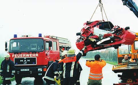 2001 Zwei schwere Verkehrsunfälle fordern die Einsatzkräfte am 31. März auf der B 470 (Foto links) und am 26.