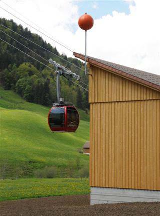 - Kabelwarner mit orangen Kugeln (RAL 2009, Durchmesser 90cm), Tal- und Bergstation, Masten.