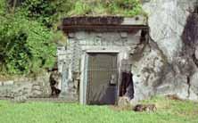 33 Grotte, Höhleneingang Die Mitte des Eingangs ist als Referenzpunkt des Symbols zu erheben. Der Name der Grotte/ Höhle (z.b. St. Martinsgrotte) ist mit dem Objekt zu verknüpfen.