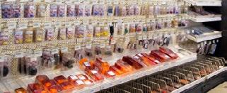 Der Kunde kann sich im Shop informieren und seine Auswahl treffen. Durch die Vielfalt der angebotenen Waren wird er zu spontanen Käufen angeregt.