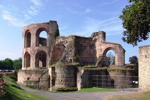 Der Bau mit seinen t eilweise noch 19 Meter hoch erhaltenen Mauern gehört zu den größten römischen Thermen nördlich der Alpen und ist seit 1986 Teil des UNESCO-Welterbes in Trier.