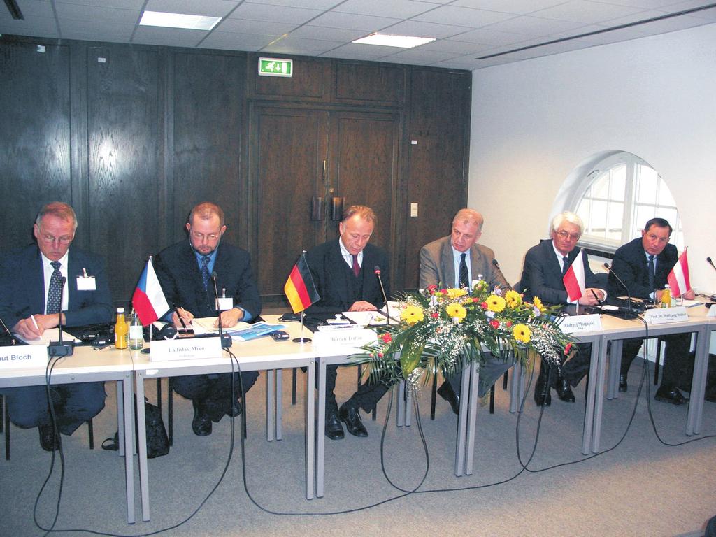 3. Internationale Elbe-Ministerkonferenz am 3. März 2005 in Dresden Der Bericht 2005 wurde bei der 3. Internationalen Elbe-Ministerkonferenz am 3.