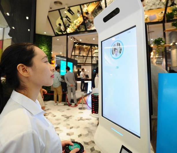 BEST PRACTICE MIT ALIPAY PER GESICHTSERKENNUNG BEZAHLEN Die Alibaba Group testet derzeit in einer Filiale der Franchisekette KPRO in Hangzhou das System Smile to Pay, bei dem Nutzer des