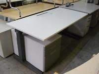 : 42 Schreibtisch Steelcase weiß 160x80 cm Diese Tische verfügen über einen Kabeldurchlass, sowie einen Kabelkanal.