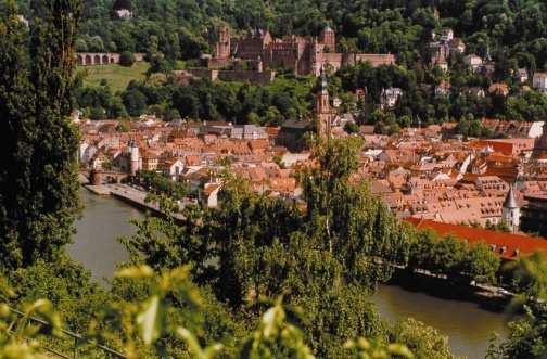 Kurzüberblick über Heidelberg ca.150.000 Einwohner darunter 65 % der Erwachsenen mit (Fach-)Hochschulreife 110.600 Erwerbstätige/ Arbeitsplätze darunter 93.