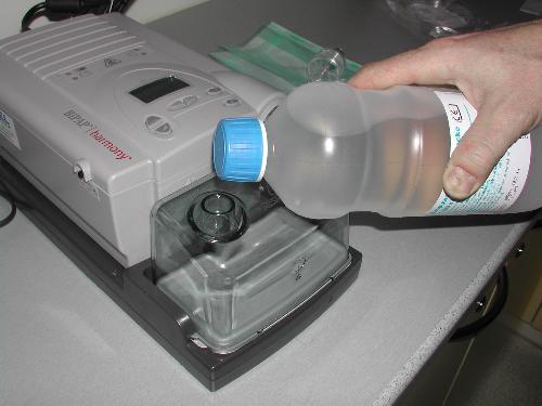 Befeuchterkammer mit sterilem Wasser füllen (Aqua bidest.