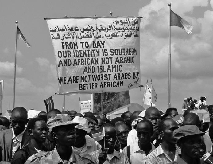 Abb. 7: Transparent bei der Unabhängigkeitsfeier am 9. Juli 2011 in Juba, Südsudan: Eigene schwarzafrikanische Identität versus diskriminierende fremde Identitätszuschreibung.