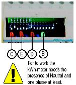Anschluss der Strom- und Spannungspfade gemäß Anschluss-Schaltbild Selbstprüfung: Belastung des Zählers für 3 Sekunden mit dem.  Die roten LED s (C für L1 und D für L3) müssen aus sein.