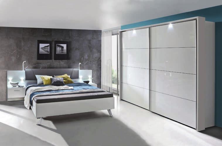 Schlafzimmer, Front weiß Hochglanz, Korpus weiß, best. aus: Bett mit 2 Nachtkonsolen, Liegefläche ca. 180x200 cm. Schwebetürenschrank, ca. 270x223 cm.