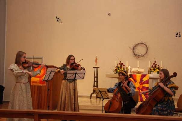 Die bot sich auch bei den Darbietungen der Saitenklänge aus Ochsenhausen (Ann-Katrin Frey und Marie Frey, beide Violine; Clara