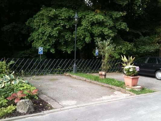 Fotos zur Einrichtung Blick ins Ferienhaus Parkplätze am Haupteingang Parkplätze am Haupteingang Parkmöglichkeiten Zur Einrichtung gehörende PKW-Stellplätze vorhanden.