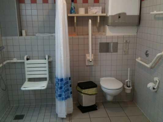 Toilette und Dusche Tür zum Sanitärraum Waschbecken Zugang Der Sanitärraum gehört zu: Ferienhaus Nr.