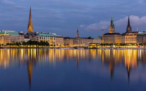 Wir laden Sie ein zum Dämmertörn mit dem weißen Alsterschiff von der Binnen- und Außenalster bis tief in die von großen