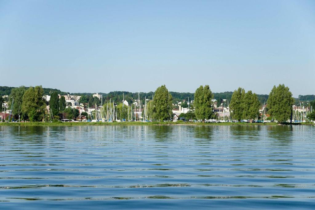 Handlungsraum H 1.5 Fotos (04.06.2015) Abbildung 1: Blick auf die begehbare und bestockte Aussenmole des Yachthafens von Kreuzlingen.