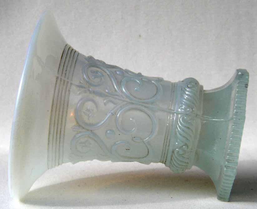 Abb. 2004-4/040 Vase mit Ranken und Blüten, Grund glatt, Abriss, weiß opalisierendes, form-geblasenes Glas, H 11,3-11,5 cm, D Rand 10,4 cm Sammlung Geiselberger PG-845 Louis Zoude & Cie, Namur,