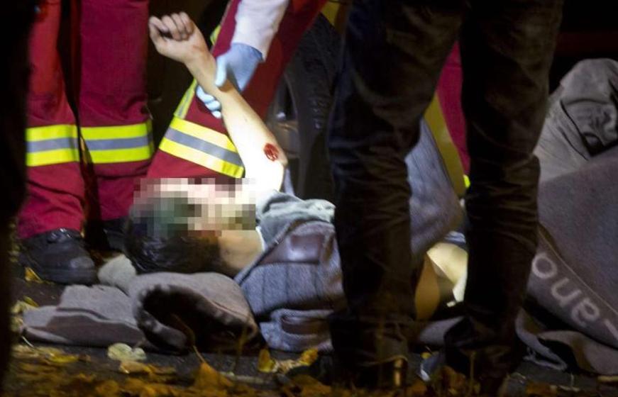 3 (Der 20-jährige Libyer liegt verletzt am Boden, wird von Ärzten versorgt.
