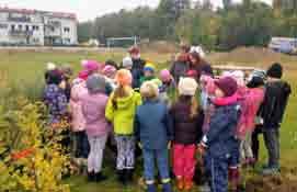 Abschließend organisierten wir für die Gestaltung des Spielplatzes unter Einbeziehung der Kinder der Volksschule Wienerwald am 17. Oktober einen Pflanztag. Neben den Kindern der 3.