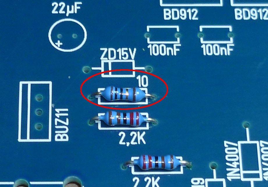 Das Kühlblech mit den nun daran befestigten Transistoren wird aus der Platine entnommen und erst am