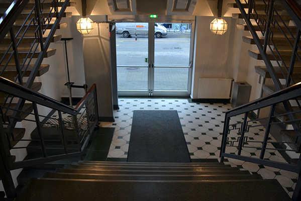 Schwelle/Stufe/Treppe Treppe Seiteneingang > Foyer Treppe vom Seiteneingang auf Foyer-Ebene Vorhandene Schwellen/Stufen: 6 Höhe der Schwelle/Stufe: 16 cm Die Treppe hat gerade Läufe.