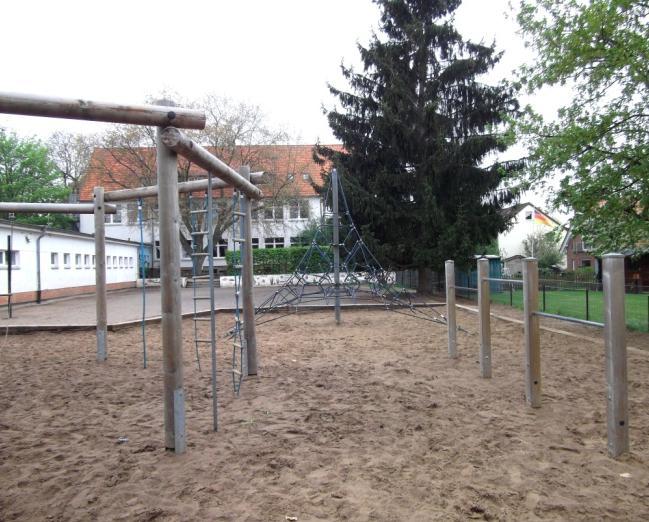 öffentlich - hauptsächlich Sand- und Asphaltboden, Wiese zum Spielen auf