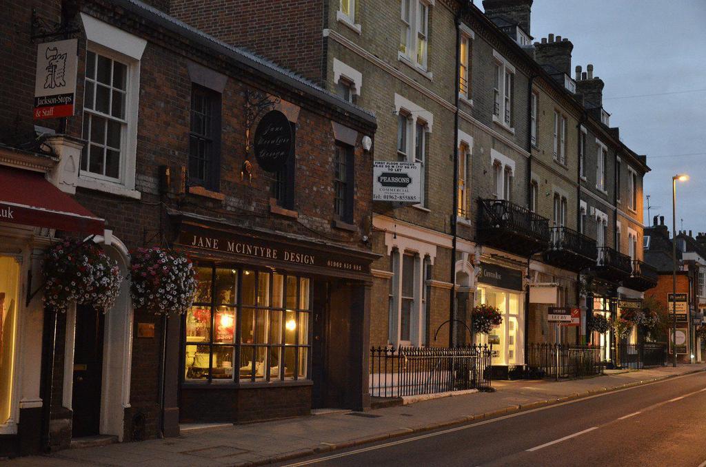 Winchester, GB: Gebäude mit Vorzone, Ladengeschäfte Foto: