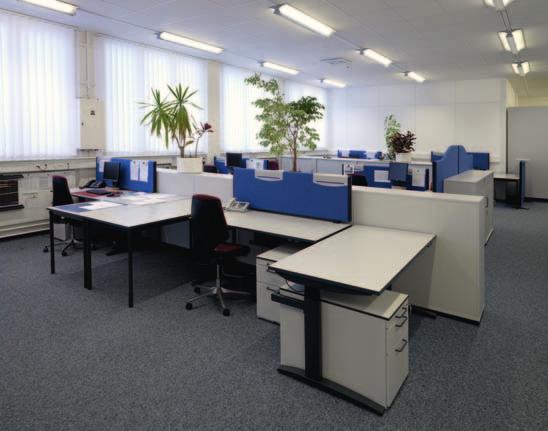 Durch flexible Raumgliederungssysteme unterteilte grössere Bürofläche.