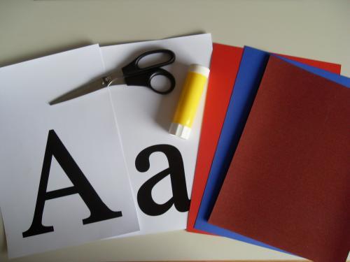 Anleitung für die Herstellung von Sandpapierbuchstaben Sie benötigen: Tonkarton (A4) in den Farben Rot und