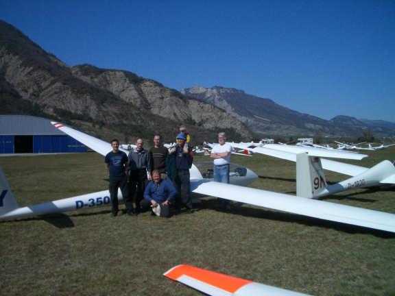 Segelflugurlaub März 2007 bei Klaus Ohlmann in Serres Südfrankreich Die Teilnehmer des Urlaubs: David, Thomas, Roland, Manfred mit Tim, Wolfgang (von links nach rechts) und Andrea, die war hier